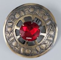 Plaid Broach, red glass in center, Bronskleurig, 8 cm